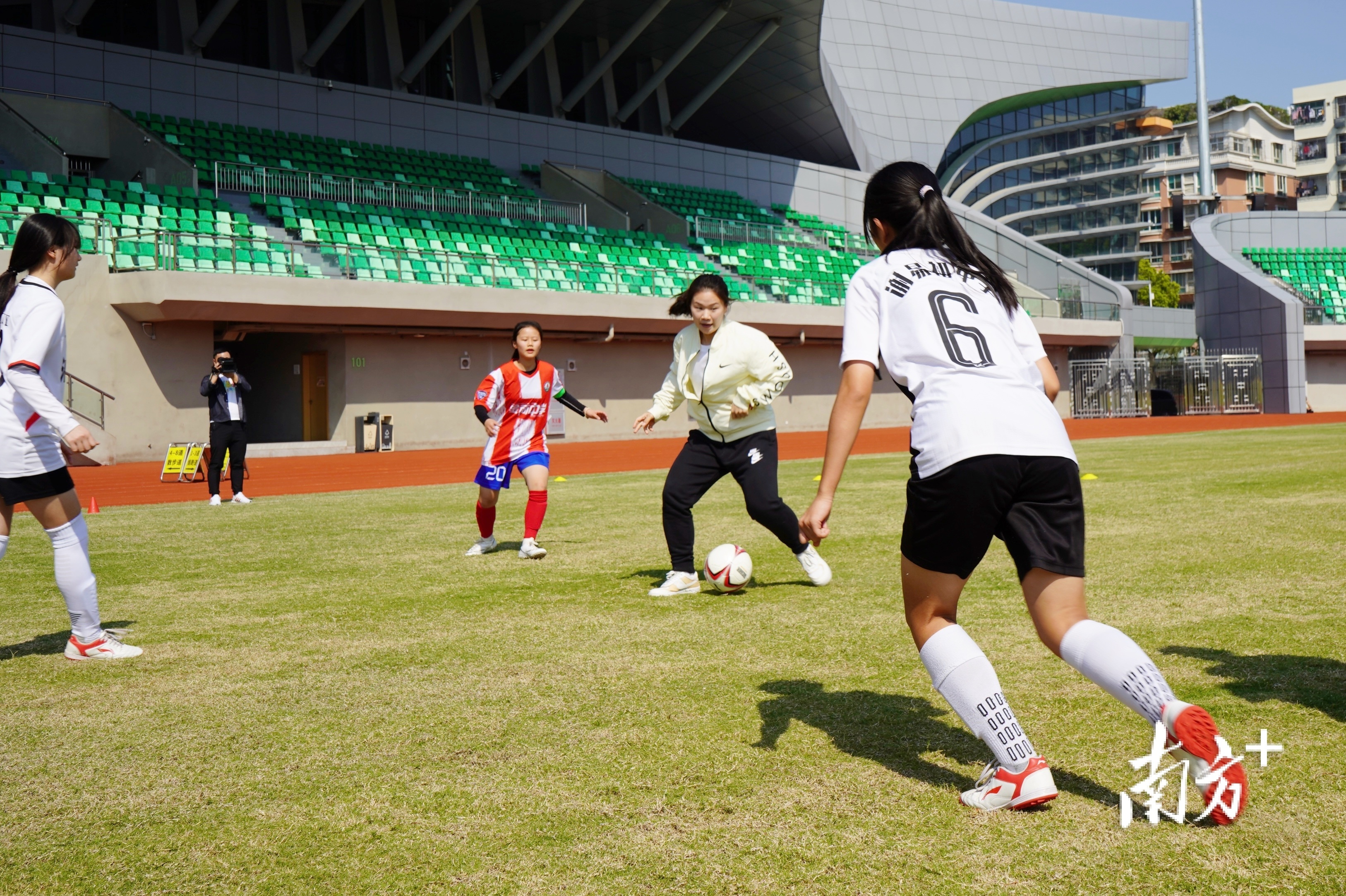 肖裕仪示范传球动作。  南方+ 杨立轩 拍摄
