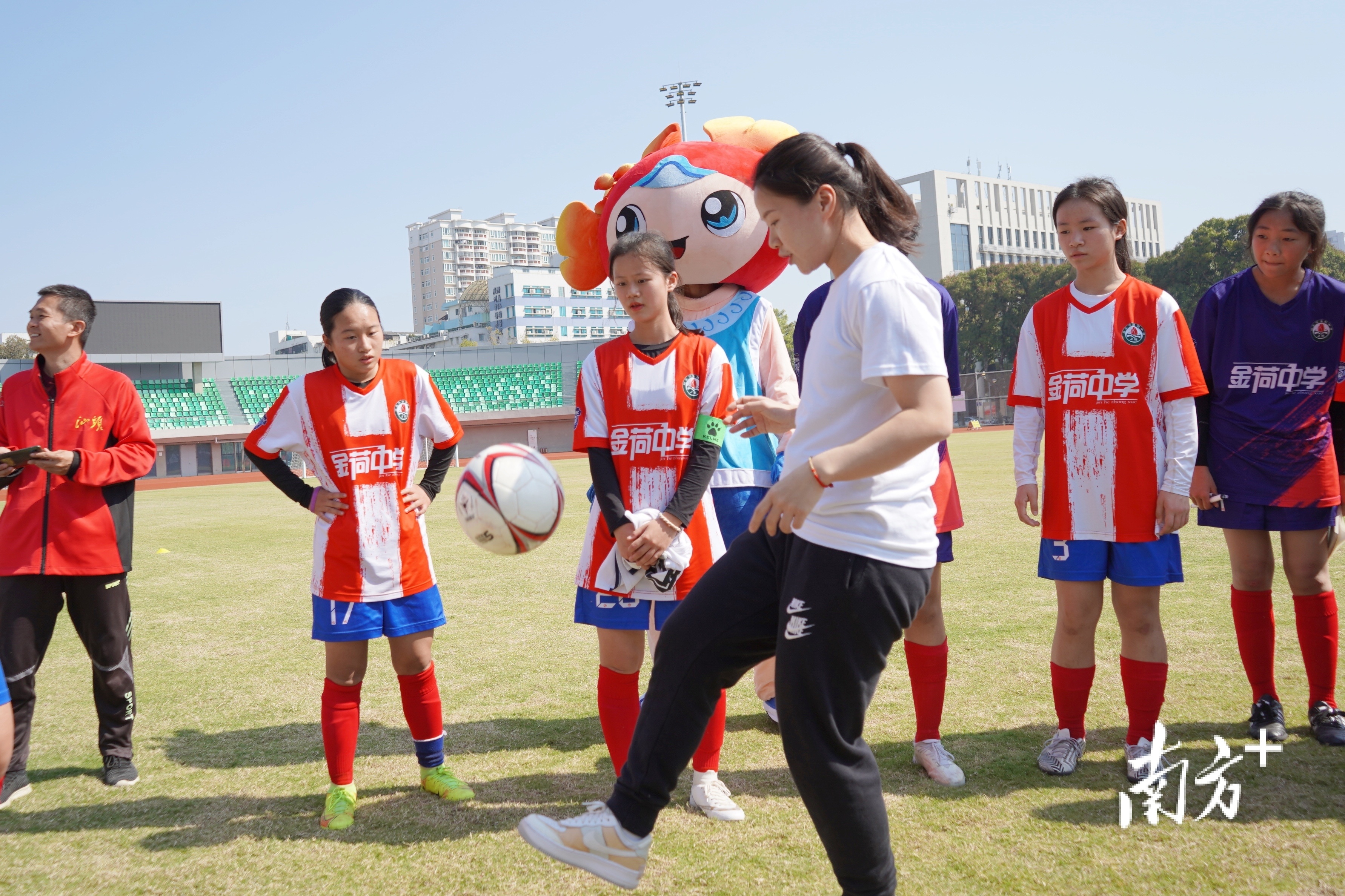 切磋球技前，肖裕仪先做示范动作。  南方+ 杨立轩 拍摄