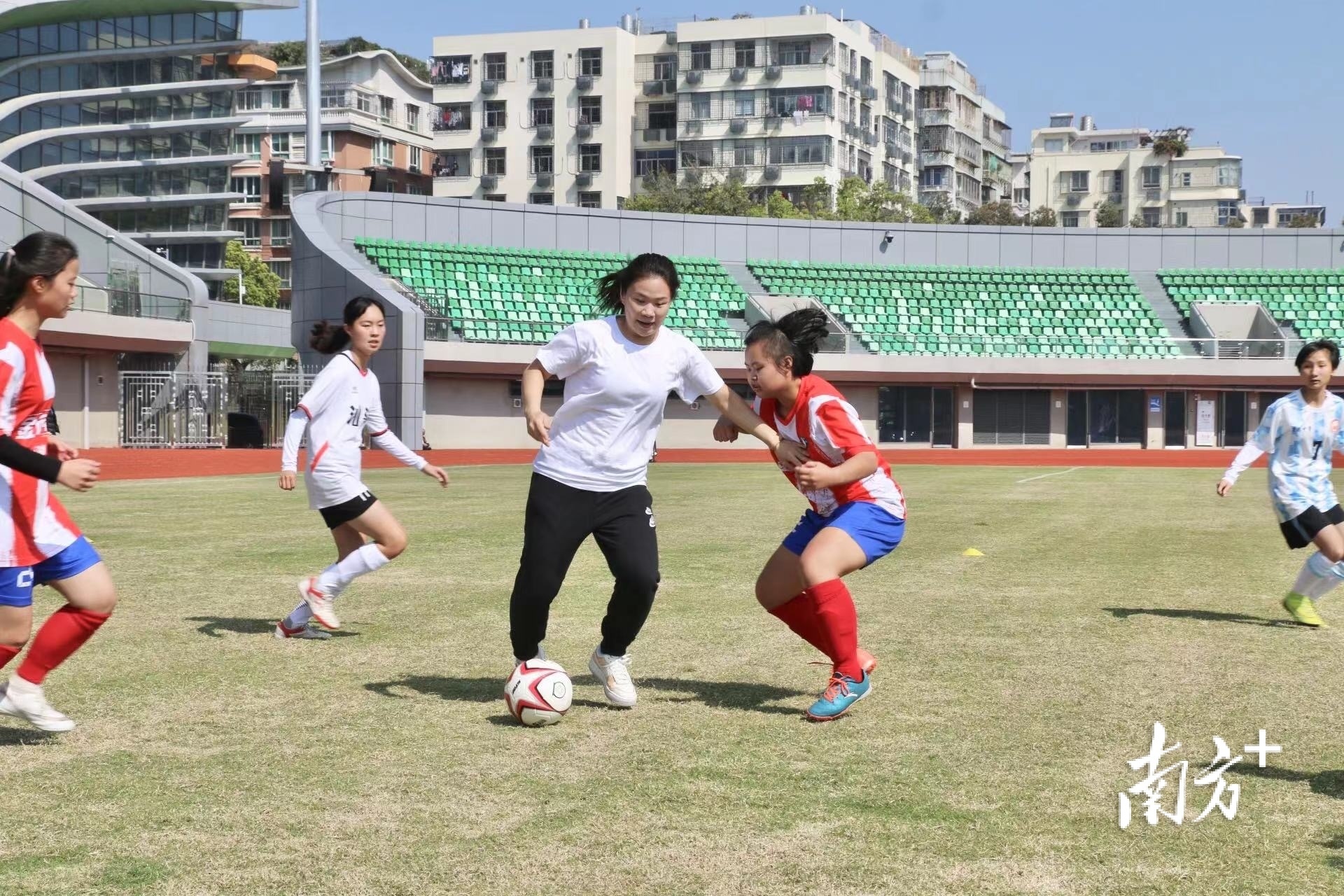 在肖裕仪的带动下，运动员们斗志满满，积极“迎战”。  南方+ 杨立轩 拍摄