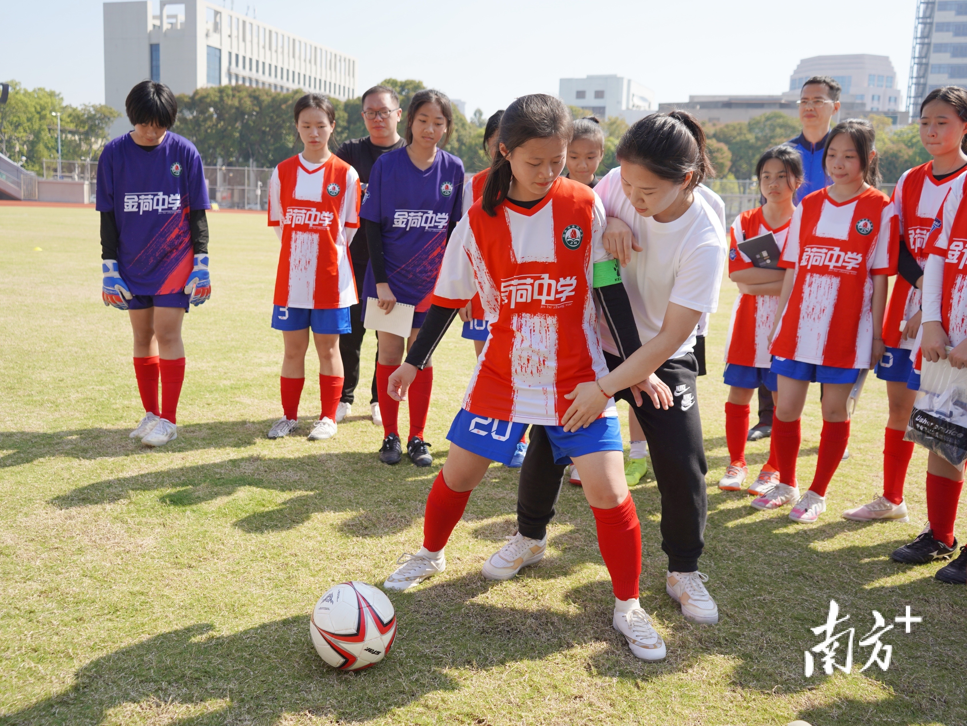 耐心热情地指导在场的小球员。  南方+ 杨立轩 拍摄