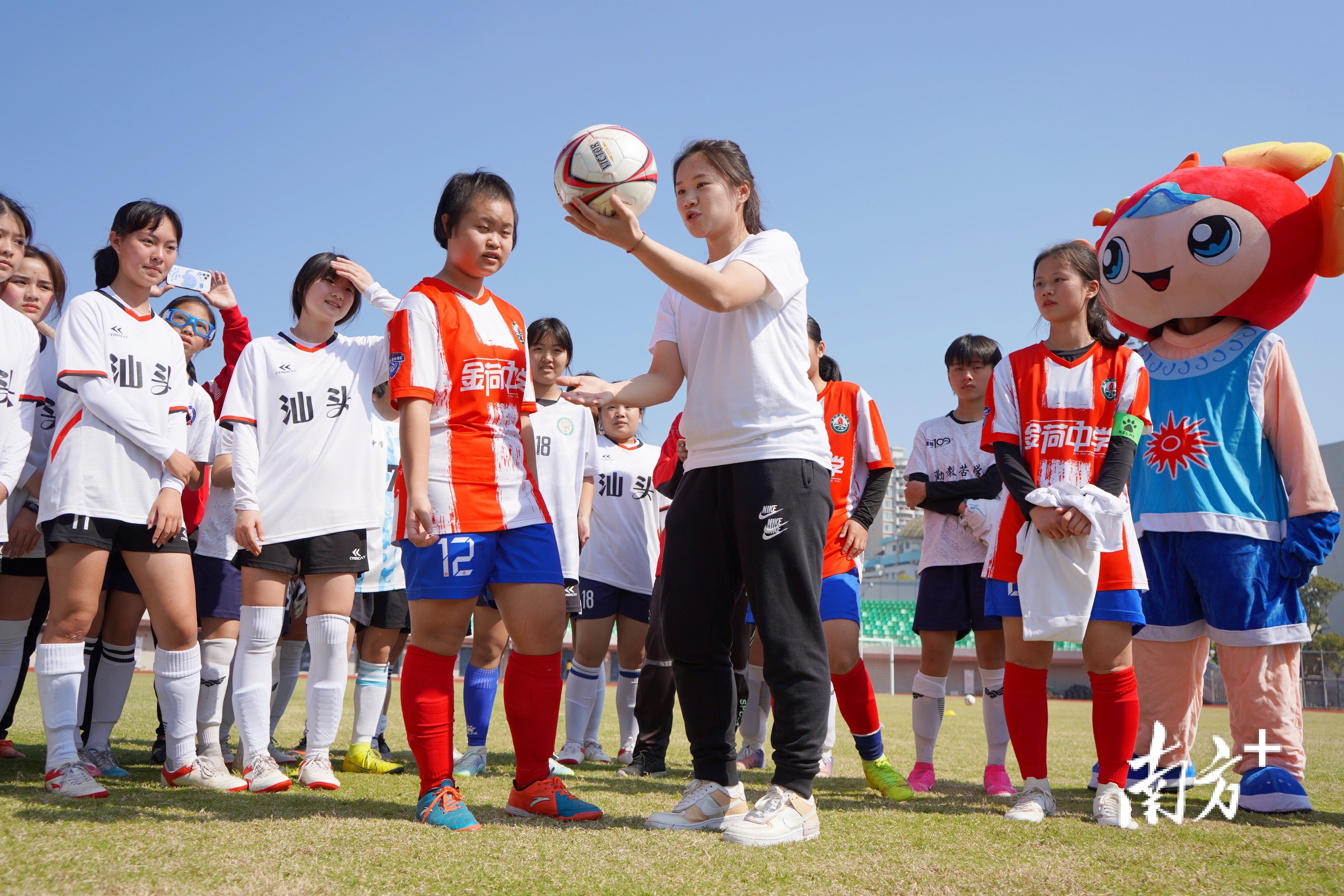 在场的小运动员们认真“听课”。  南方+ 杨立轩 拍摄