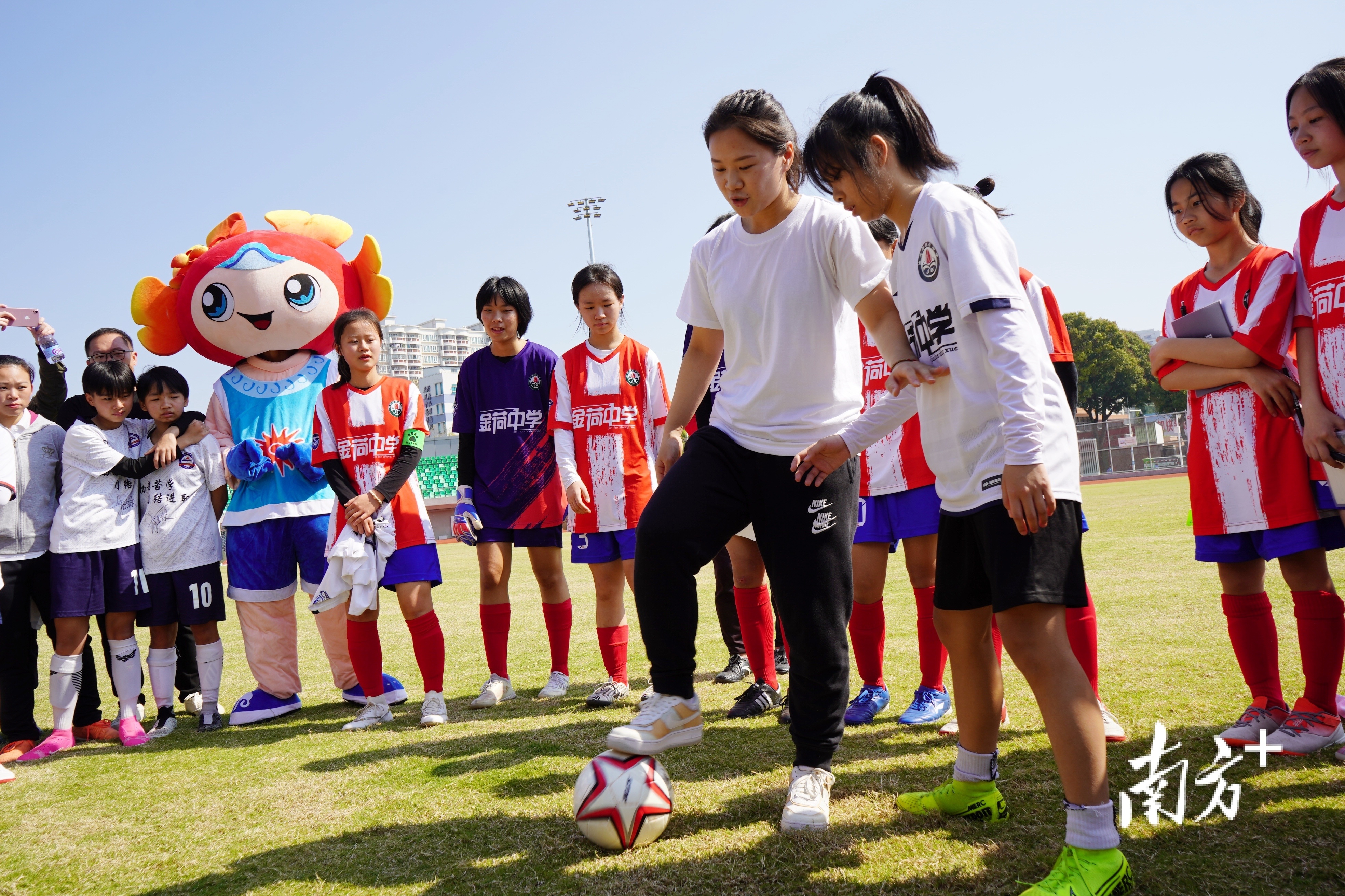 肖裕仪以汕头亚青会形象大使的身份，与小运动员互动交流。  南方+ 杨立轩 拍摄