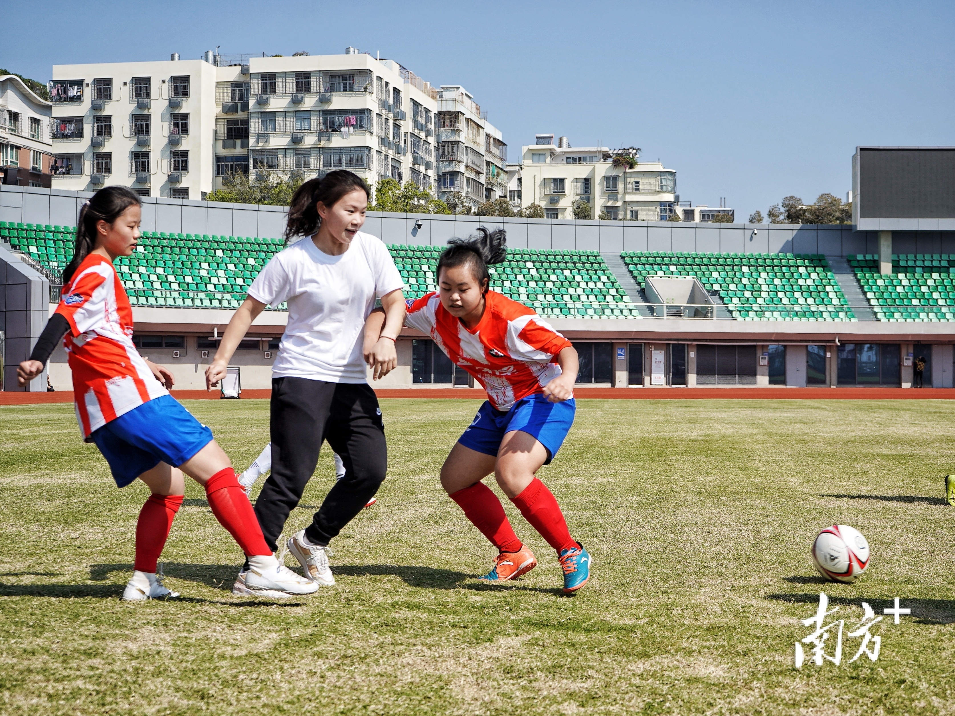 肖裕仪与汕头50名小运动员切磋球技。  南方+ 杨立轩 拍摄