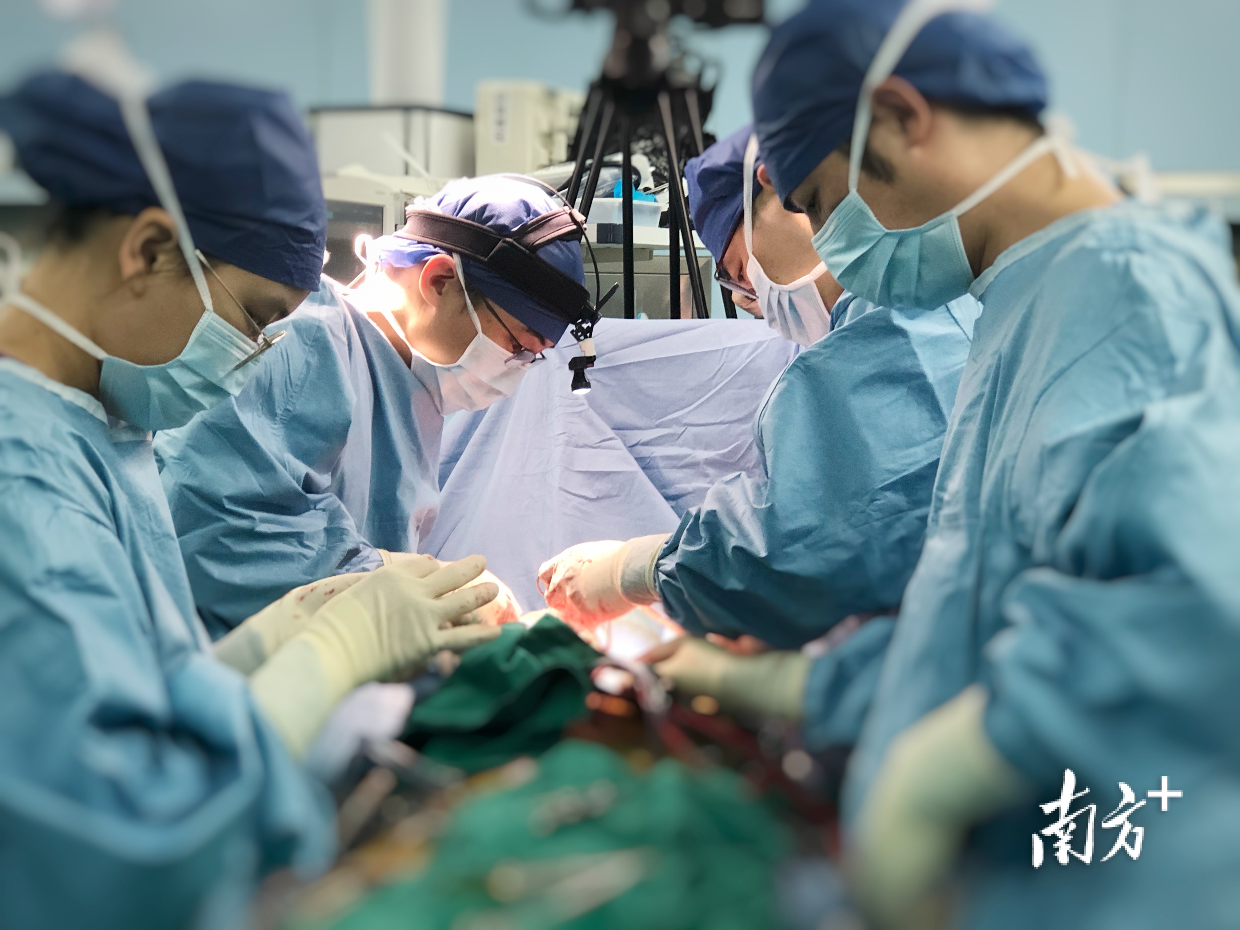 汕大医附一院成功开展华南首例“金字塔尖”心外科手术。 受访者供图 汕大医附一院成功开展华南首例“金字塔尖”心外科手术。 受访者供图