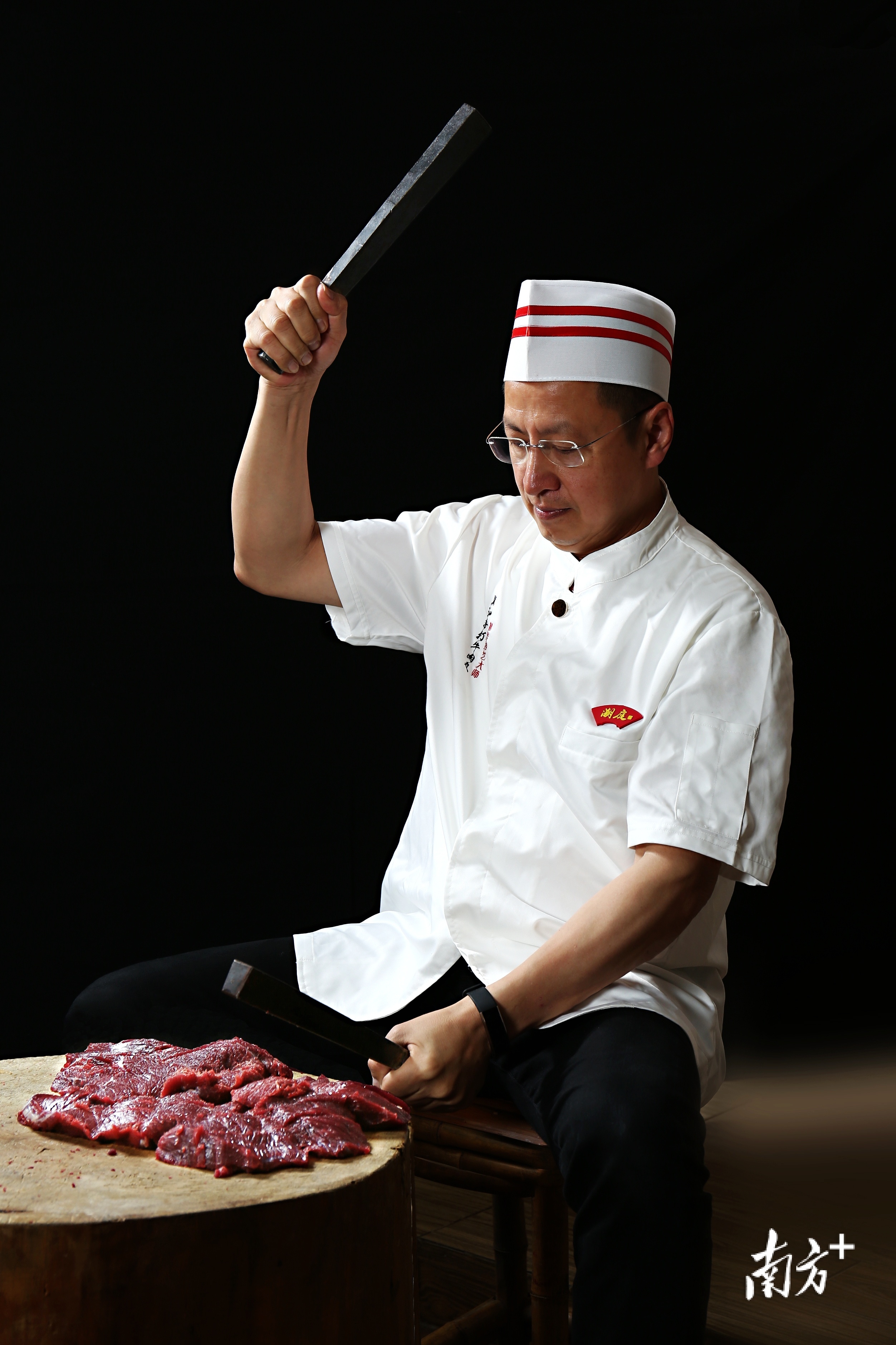 手打牛肉丸是一项强体力劳作，须用两把3斤重的铁锤连续捶打30至40分钟，约1200至1400次捶打，肉块才能捶打成肉泥。  南方+ 张伟炜 拍摄