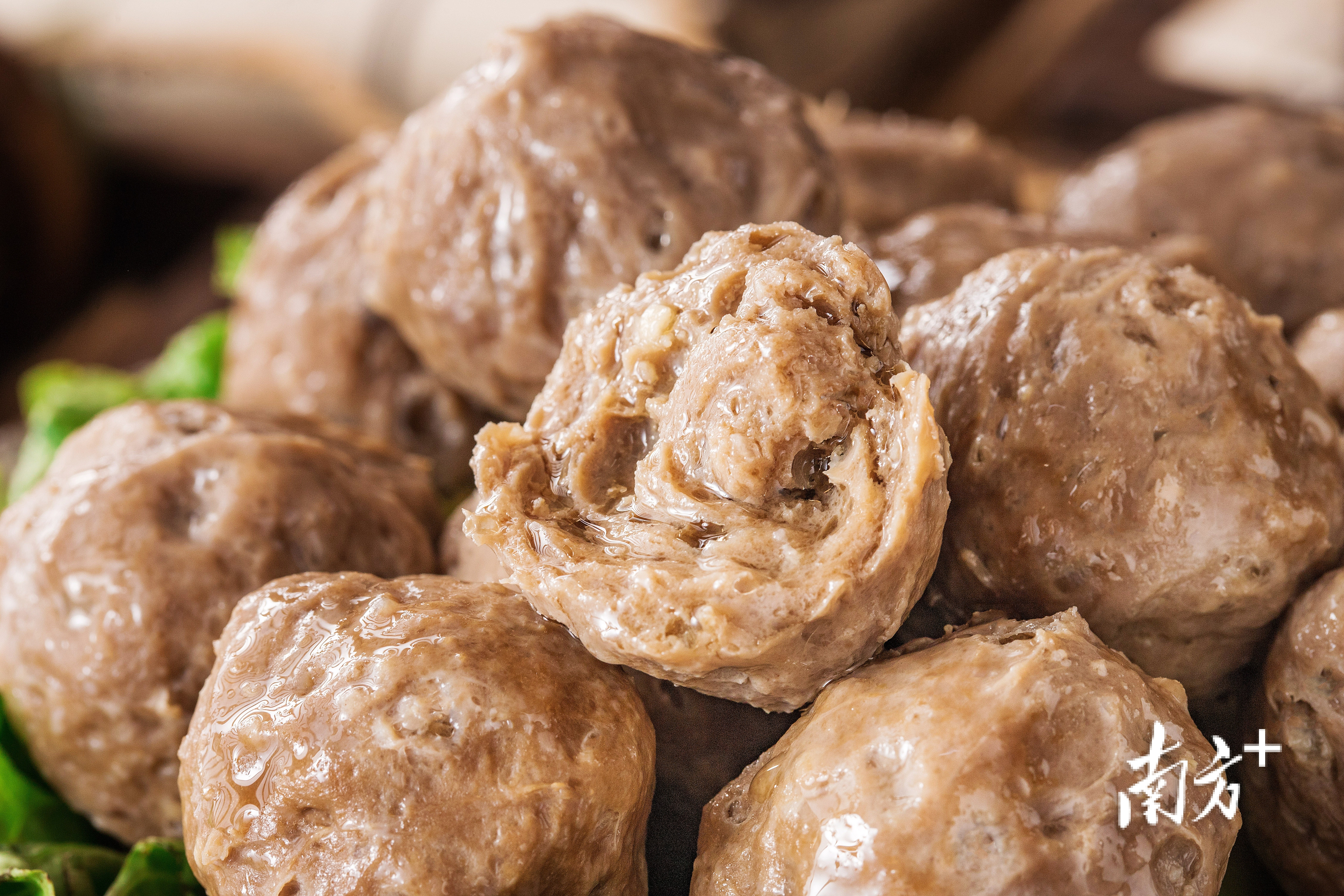 手打牛肉丸是反映潮汕饮食文化的重要符号，是知名度颇高的经典小吃。  南方+ 张伟炜 拍摄