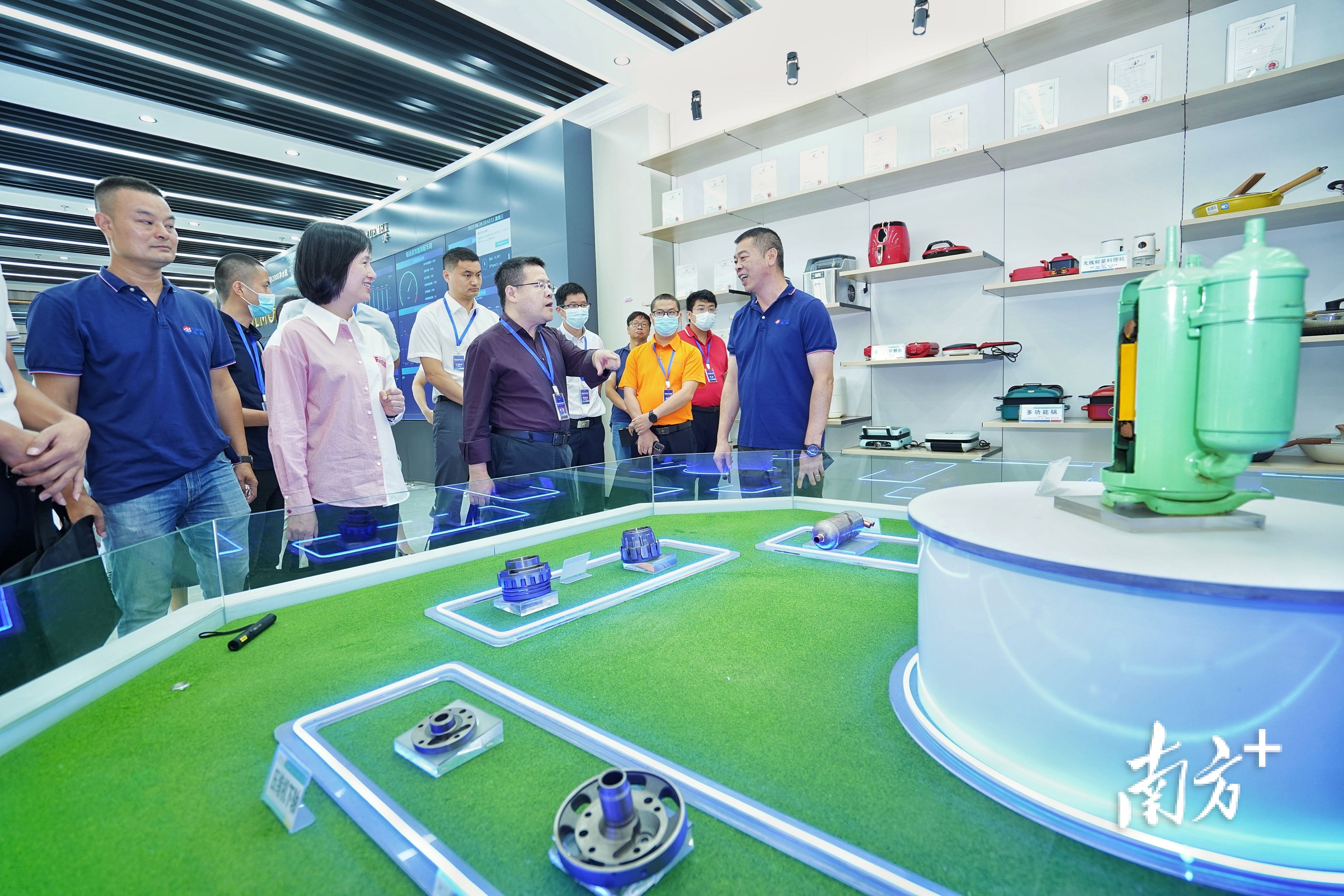 调研组走进粤美金属。戴嘉信 摄 调研组走进粤美金属。戴嘉信 摄