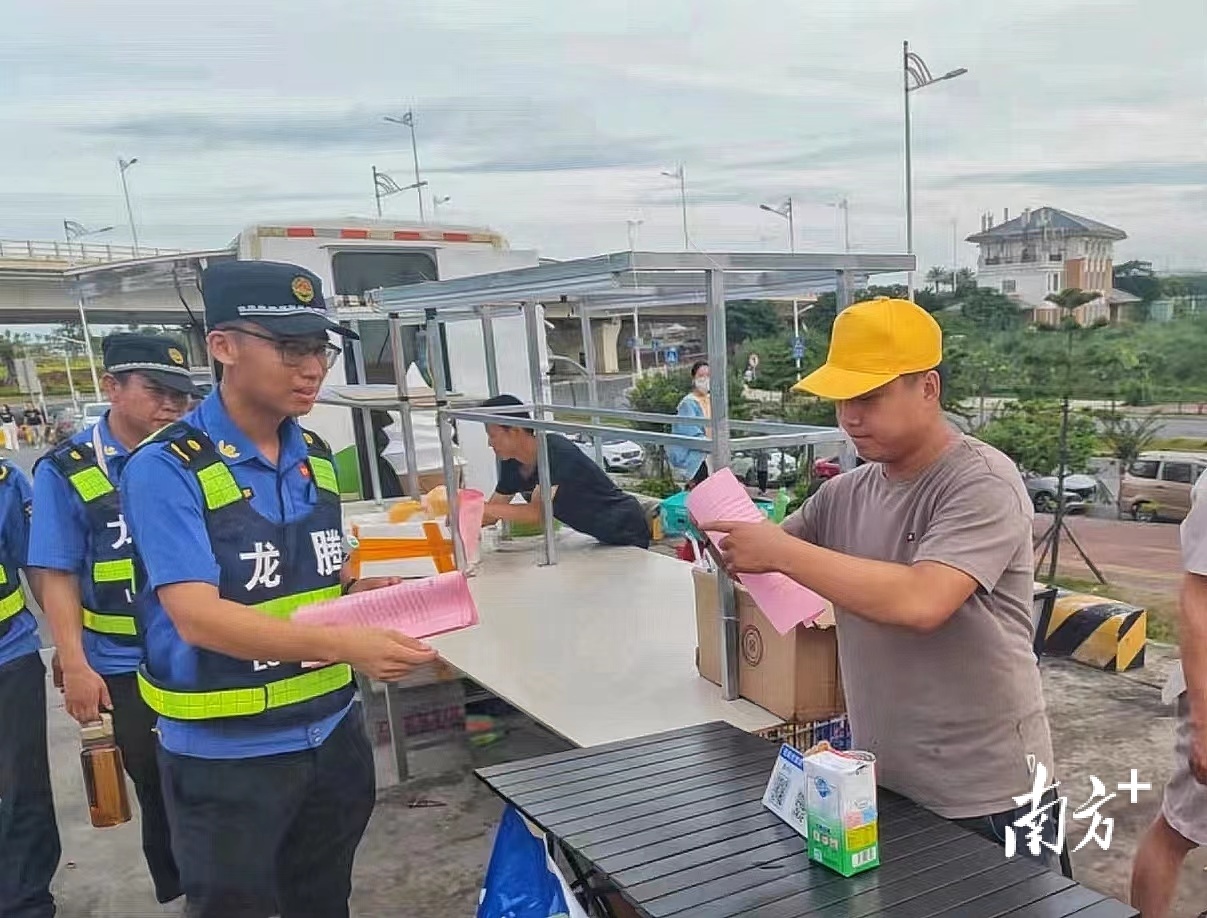 龙腾街道通过发放《通知》等，引导流动摊贩规范经营。  受访者供图
