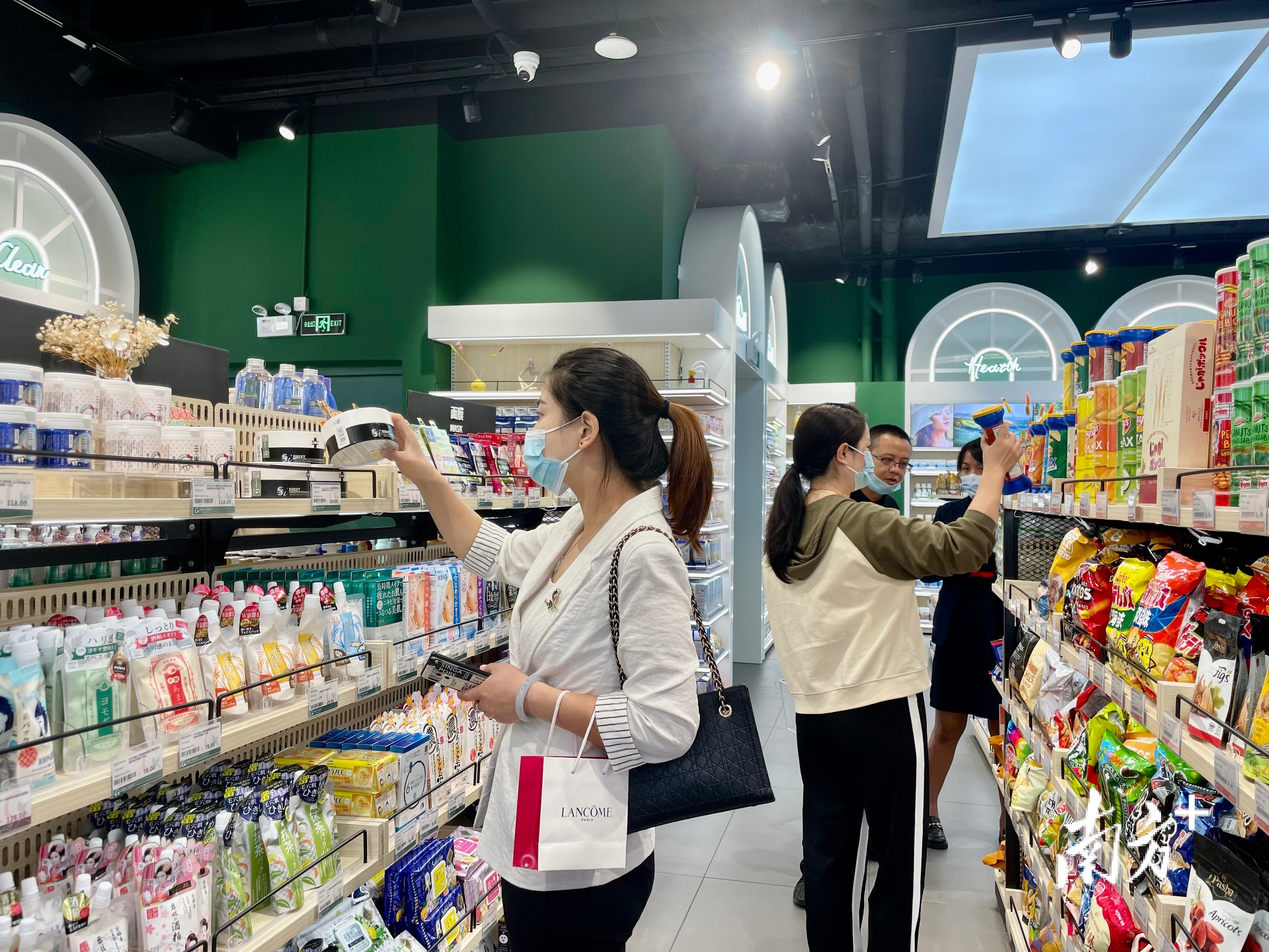 位于万象城的One Shop跨境免税店,市民正在选购商品。 余丹 摄 位于万象城的One Shop跨境免税店,市民正在选购商品。 余丹 摄