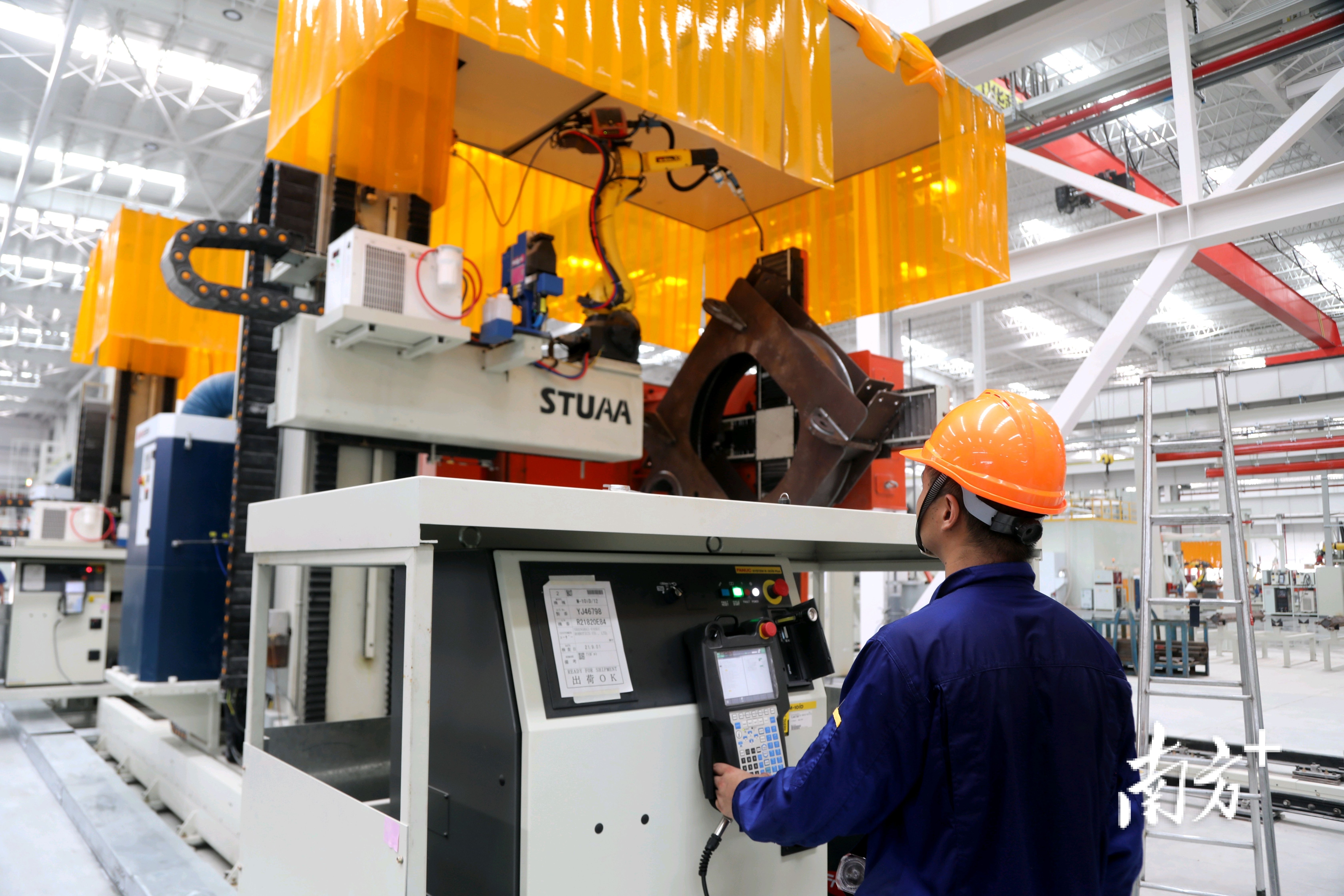 徐工集团在丹灶投资打造的徐工塔机项目参加活动项目集中投产仪式。图为工作人员在徐工塔机项目厂房内调试设备。通讯员供图 徐工集团在丹灶投资打造的徐工塔机项目参加活动项目集中投产仪式。图为工作人员在徐工塔机项目厂房内调试设备。通讯员供图