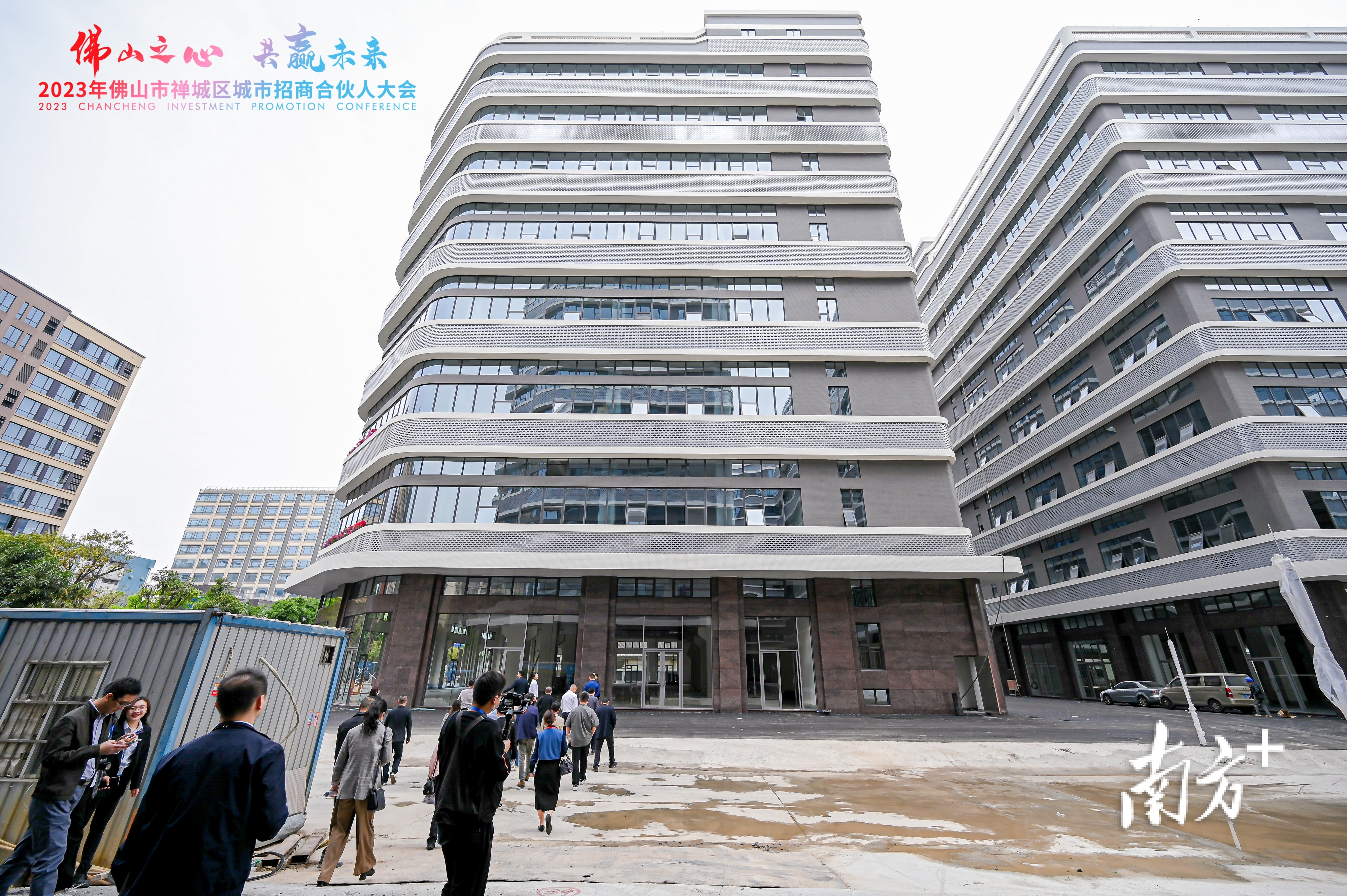 走进顺盈嘉智能科技园,一栋栋崭新的大楼引人注目。