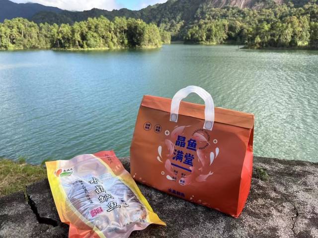 广州美术学院为“八甲水晶鲷鱼”设计的包装。