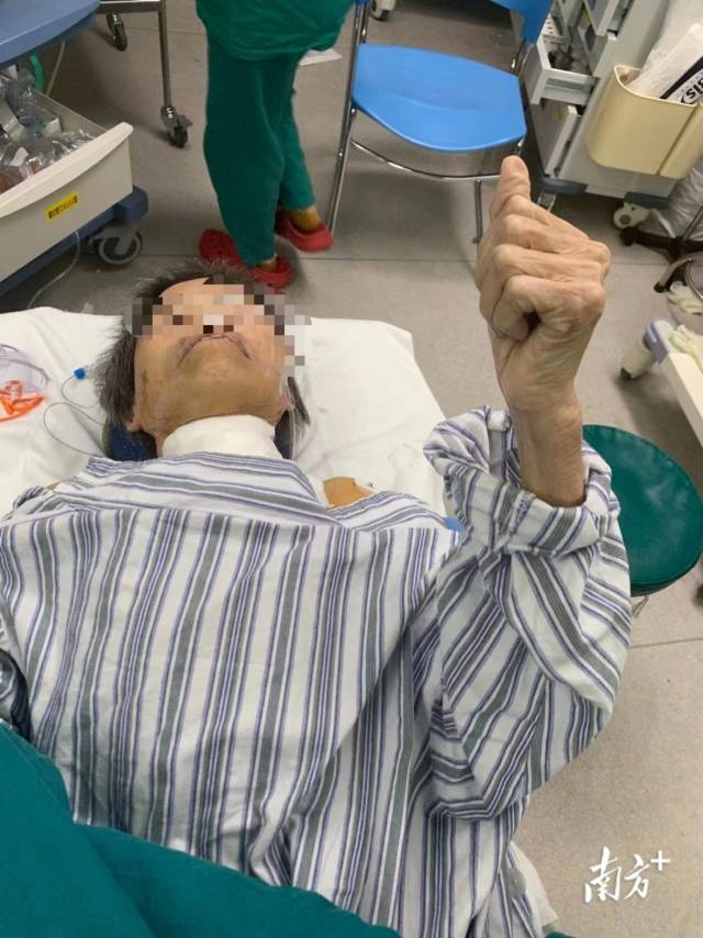 非插管食管癌切除术后,病人为手术团队竖起大拇指。 受访者供图 非插管食管癌切除术后,病人为手术团队竖起大拇指。 受访者供图