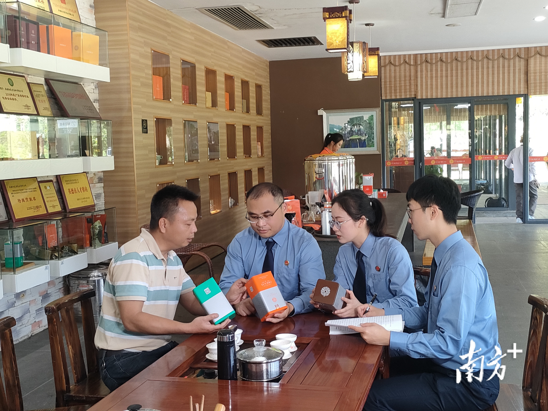 英德市检察院检察官访茶企问需求。