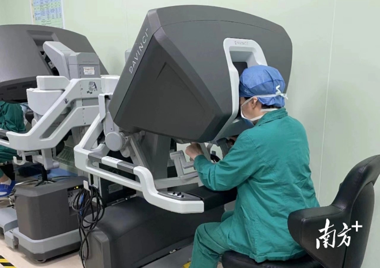 佛山市一医院于2021年率先为佛山地区引入第四代达芬奇机器人。佛山市第一人民医院供图
