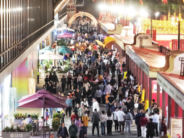 第六届新会陈皮文化节期间,许多市民和游客慕名前来,购买新会陈皮。资料图片 第六届新会陈皮文化节期间,许多市民和游客慕名前来,购买新会陈皮。资料图片