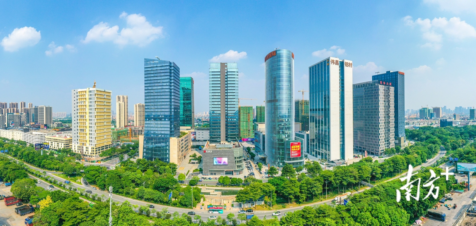 大沥是中国民营经济最为活跃的镇街之一，涌现一批优秀企业家。图为大沥灯湖中轴总部楼群。&nbsp; &nbsp;廖明璨 摄