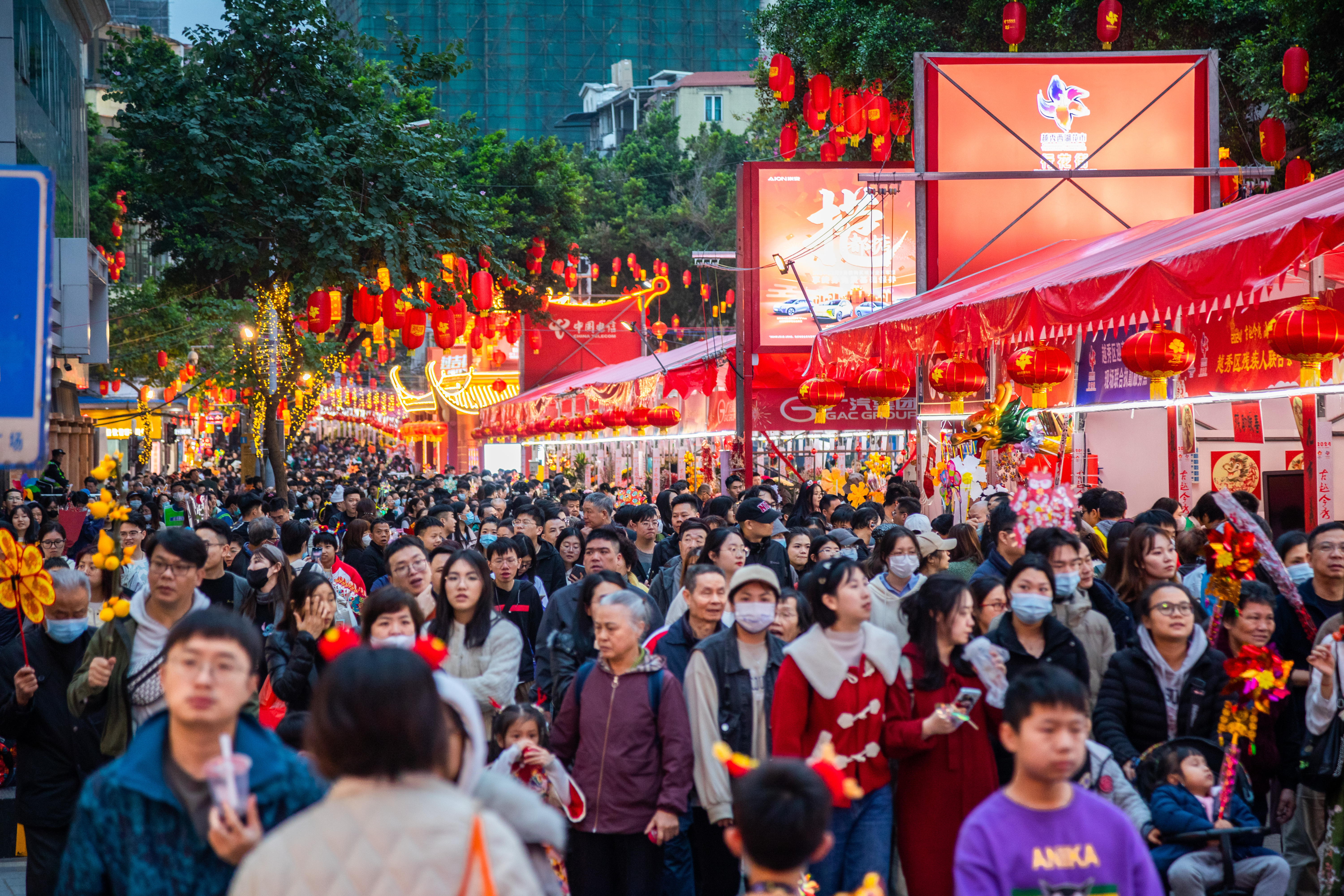 西湖花市开启首日气氛火爆，花市将持续到至10日凌晨。