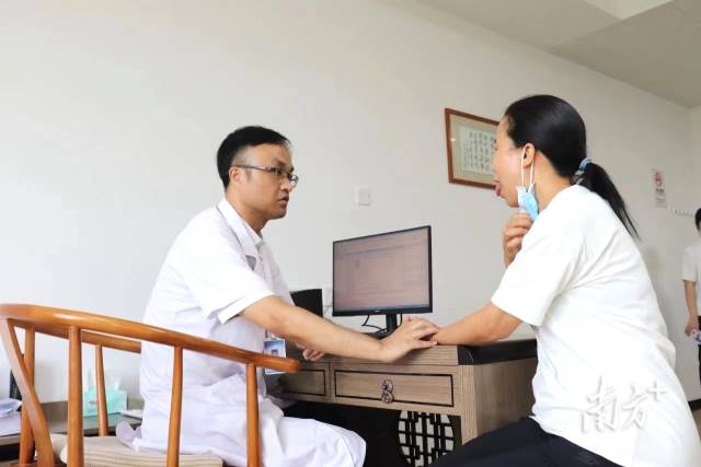 中医特色诊疗吸引许多群众就医。  