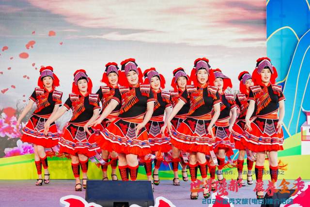 现场的民族风情歌舞表演