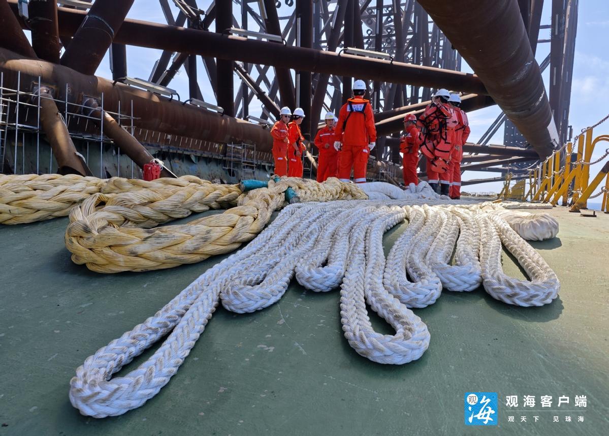 “海基二号”下水前的准备工作。  