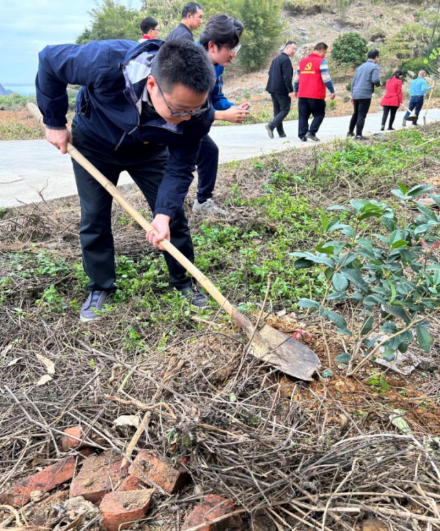 云浮中心支公司前往云浮林场高厂管护站都骑防火值守点后背山进行义务植树。