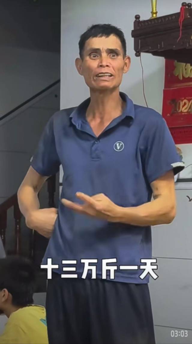 摘果父亲介绍在自己的工作情况。