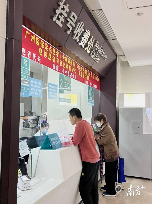 老年患者多數(shù)依賴人工服務(wù)。  