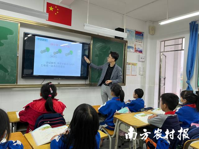 25岁的郭凯选择来水头镇中心小学任教，他期满后或许会一直留在水头。