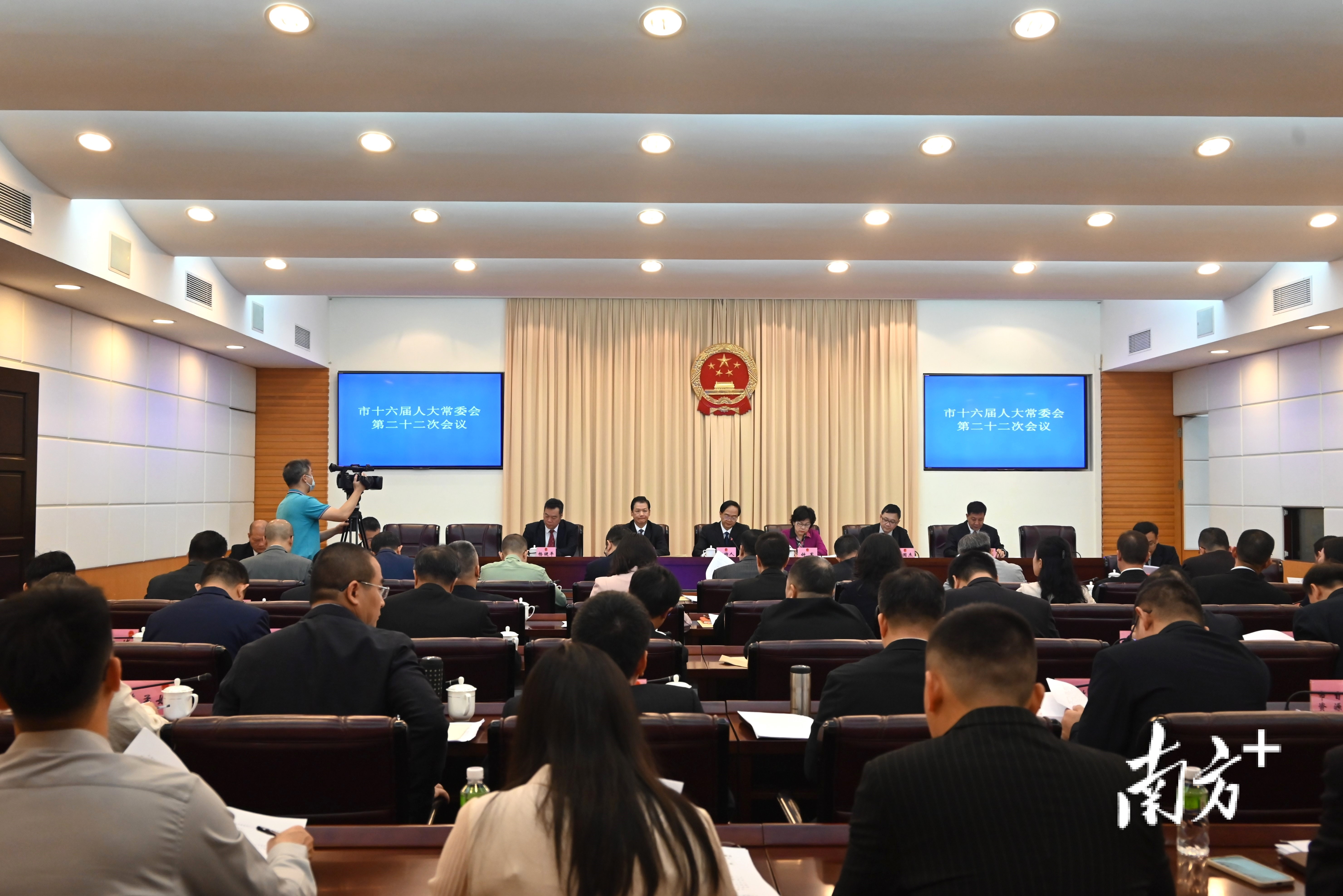 江门市十六届人大常委会第二十二次会议召开。