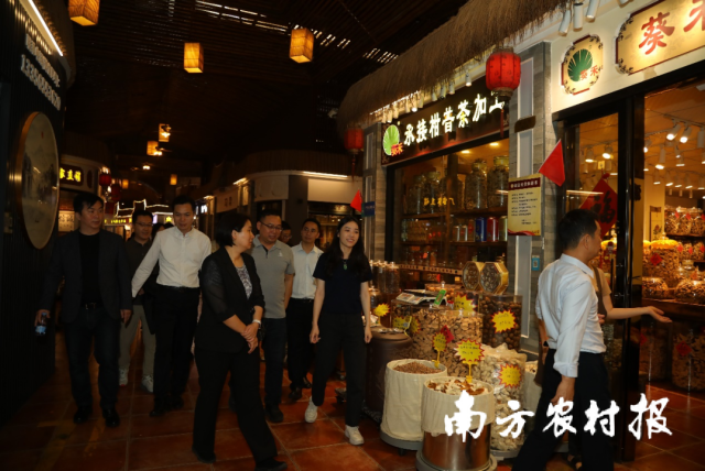 参会代表参观调研新会陈皮创业园区建设运营情况 参会代表参观调研新会陈皮创业园区建设运营情况