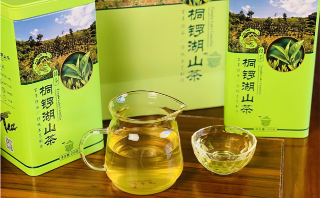 铜锣湖山茶,茶汤清澈透亮。 铜锣湖山茶,茶汤清澈透亮。