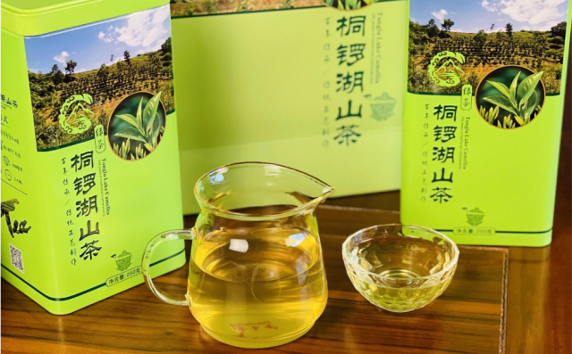 铜锣湖山茶，茶汤清澈透亮。