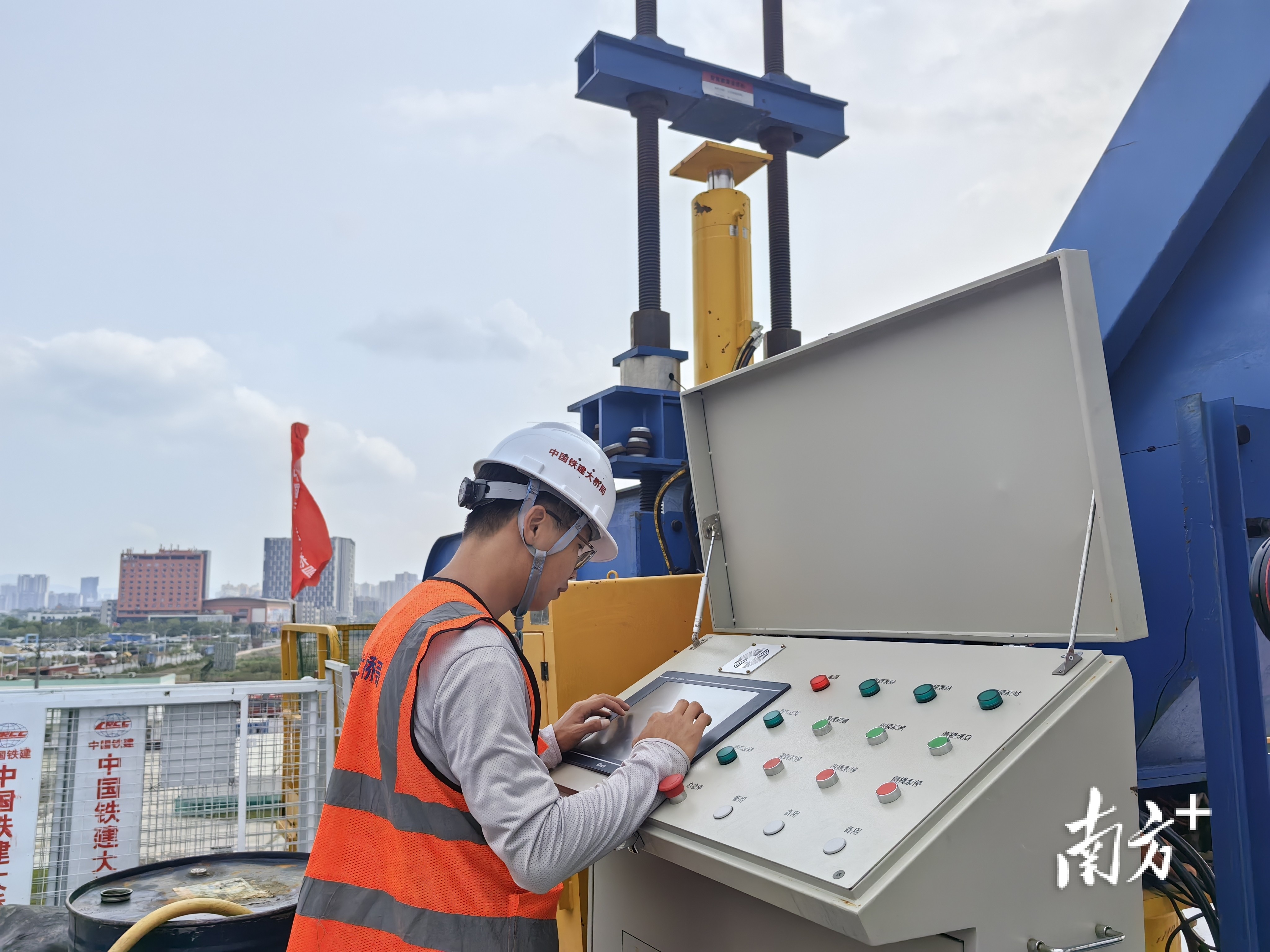 技术人员操作智慧造桥机。