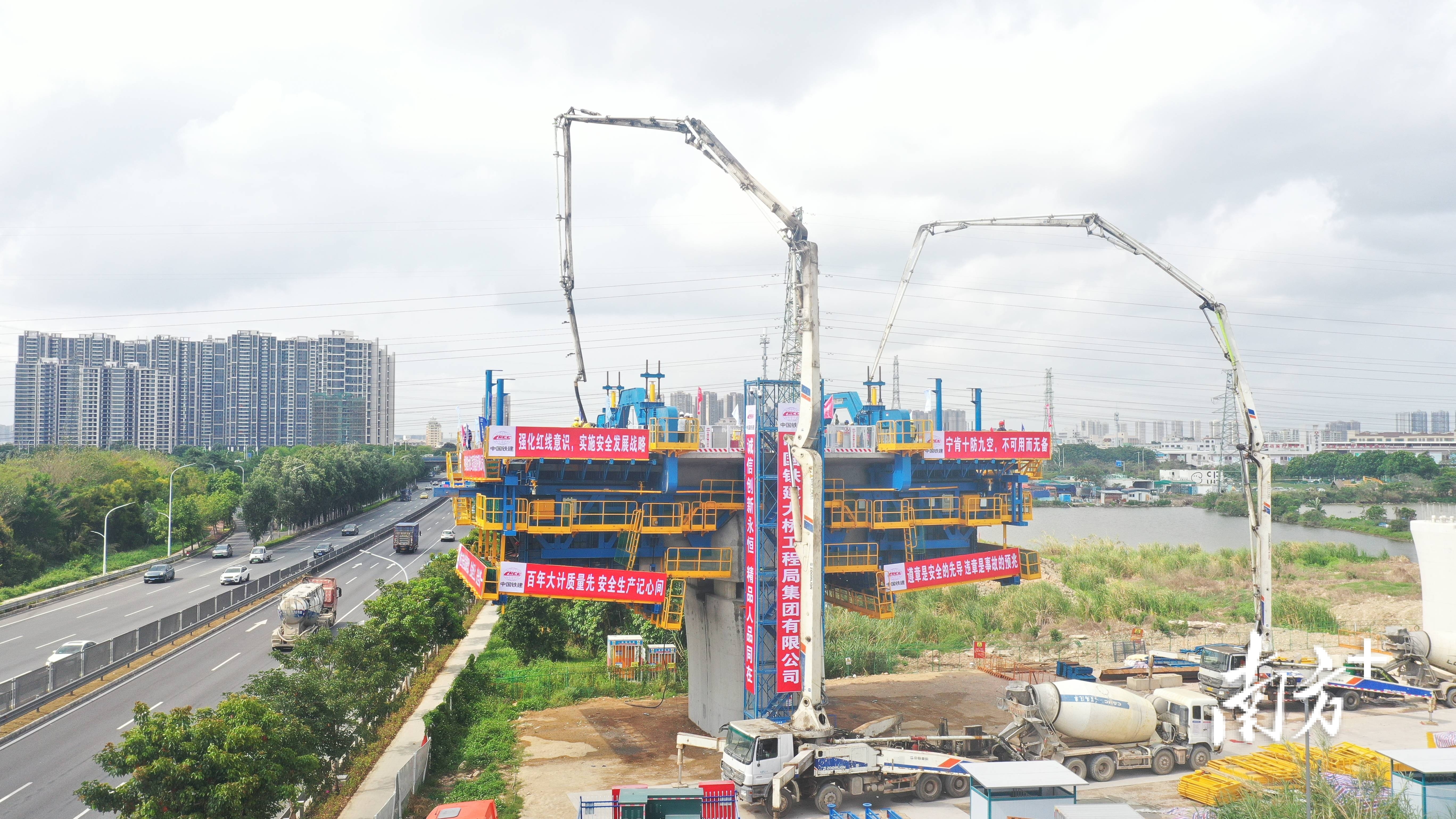 从远处看,智慧造桥机像一套大型装甲包覆着桥体。