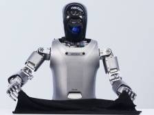 能叠衣懂搭配，人形机器人接入大模型有多“深得我意”|数说新语