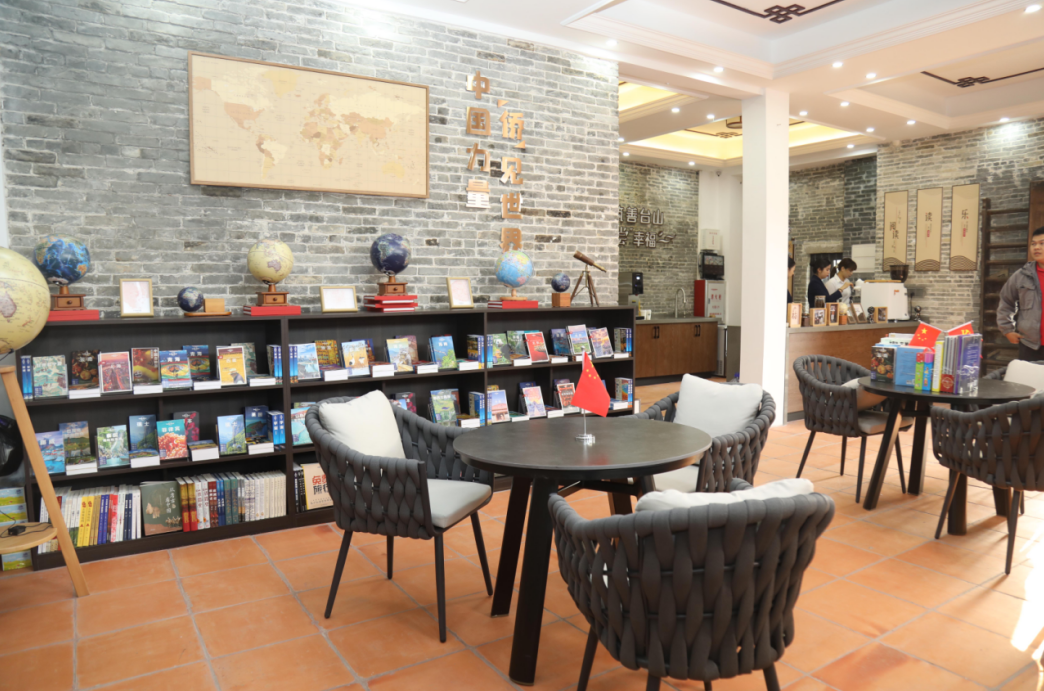 位于台城街道桂水村的无负今日农家书屋暨博富公益悦读馆由12468名市民参与捐建,是首座融入咖啡文化的悦读馆。 位于台城街道桂水村的无负今日农家书屋暨博富公益悦读馆由12468名市民参与捐建,是首座融入咖啡文化的悦读馆。