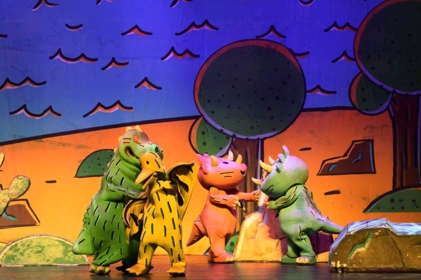 宫西达也绘本实景舞台剧《我是霸王龙》在金湾艺术中心上演。 宫西达也绘本实景舞台剧《我是霸王龙》在金湾艺术中心上演。