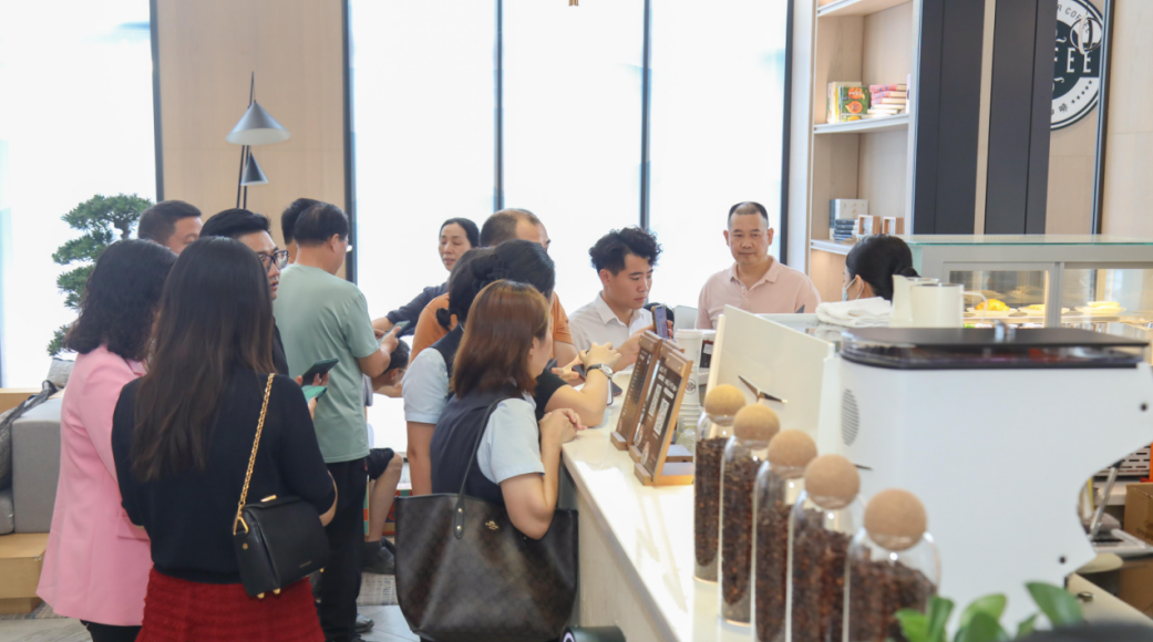 慈善咖啡活动吸引众多市民积极参与。 慈善咖啡活动吸引众多市民积极参与。