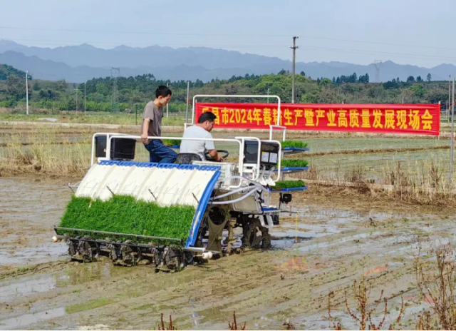 工作人员展示“水稻机械插秧同步侧深施肥技术”，插秧机一个小时插秧一亩。