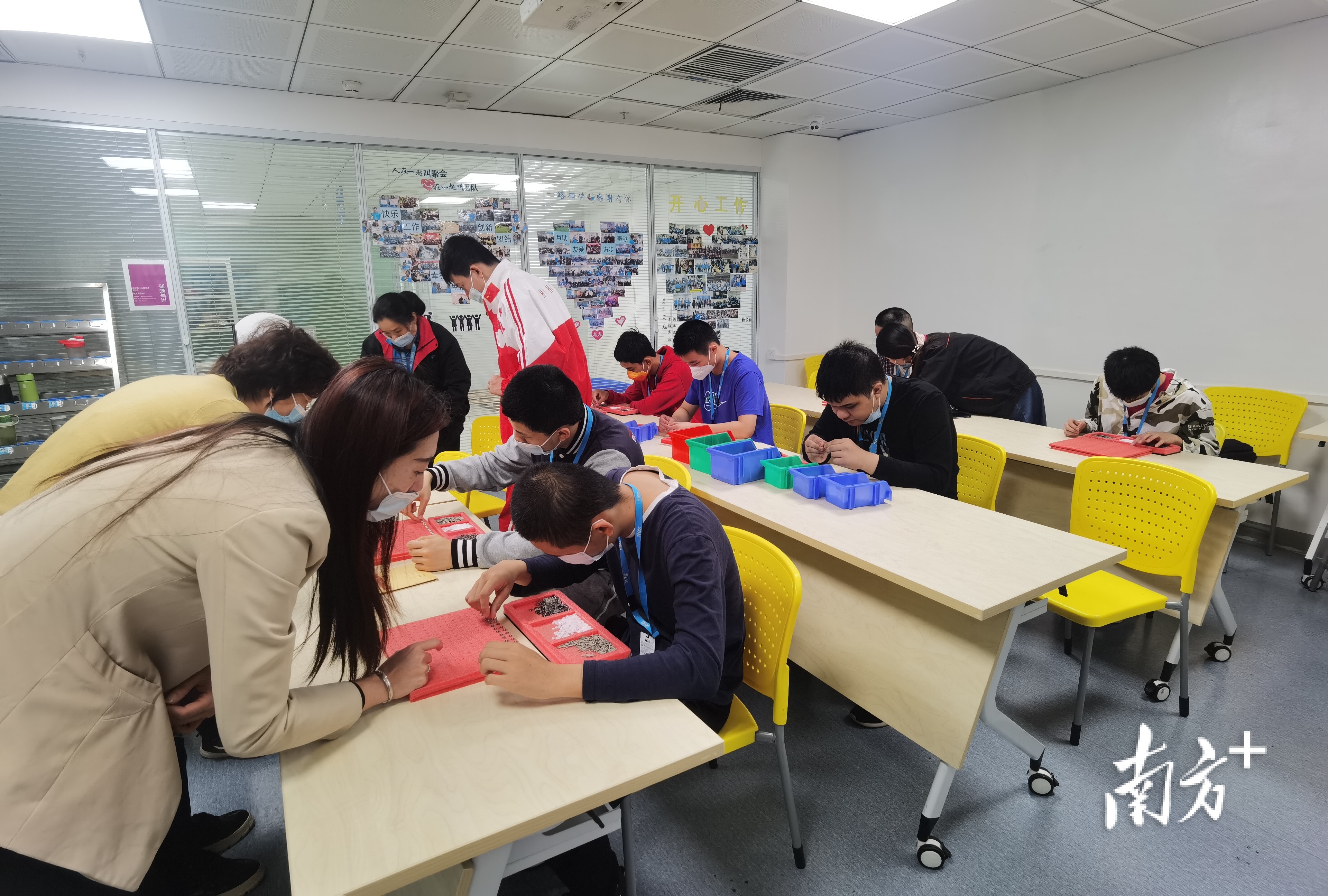 2022年,伟创力珠海邀请了一批孤独症孩子体验车间工作内容。 2022年,伟创力珠海邀请了一批孤独症孩子体验车间工作内容。