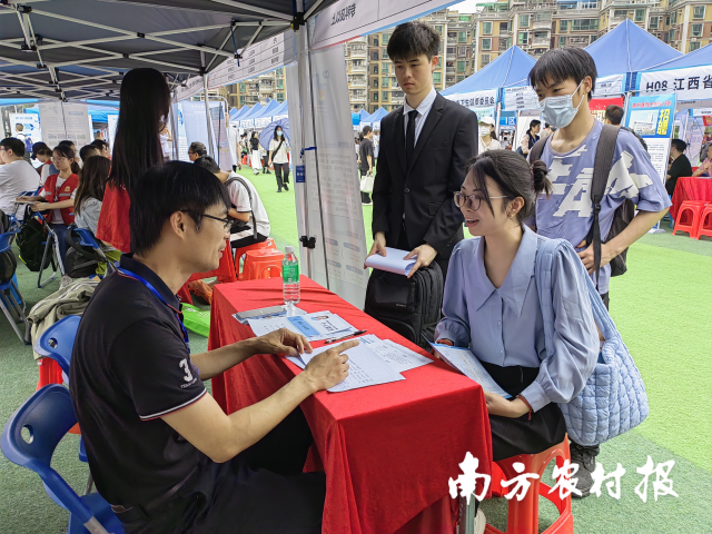 廣東省2024屆普通高校畢業(yè)生系列供需見面活動——醫(yī)學(xué)類急需緊缺人才綜合類專場江門專區(qū)咨詢對接火熱。