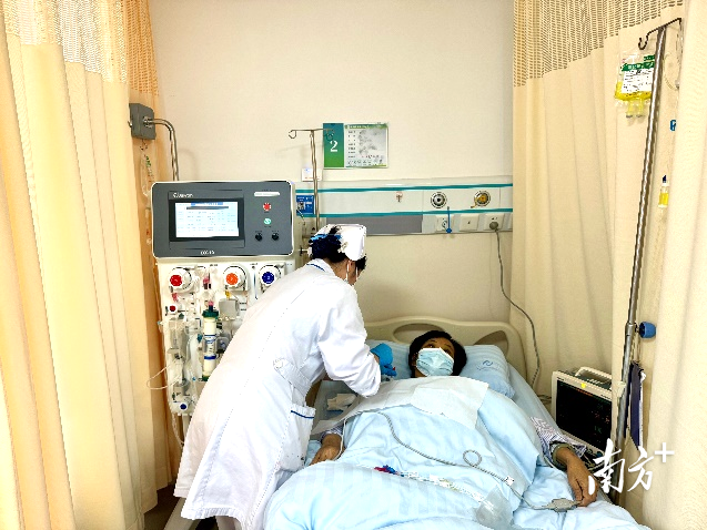 患者接受人工肝治療,。   受訪者供圖