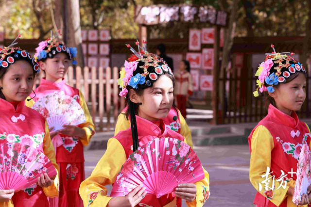 在广东援疆教师积极推动下，戏曲舞蹈等中华优秀传统文化进入受援地学校。