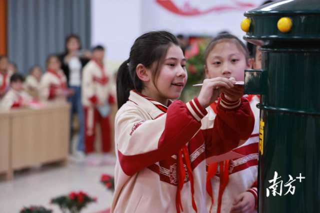 广东援疆组织“手拉手，写书信”等活动，加快两地青少年的交流。