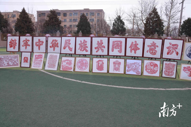 以剪纸为代表的传统文化在喀什地区校园深扎根。