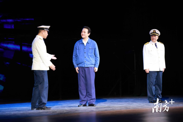 精品话剧《深海》在新疆喀什地区成功首演。 精品话剧《深海》在新疆喀什地区成功首演。
