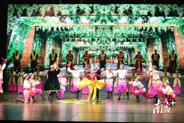 喀什地区歌舞团到广东演出。
