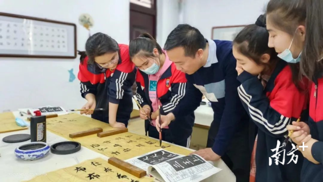 援疆教师区炎荣指导学生练习书法。