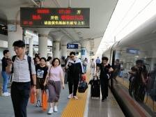 铁路迎来返程高峰，“飞行特种兵”刷爆“小机场”